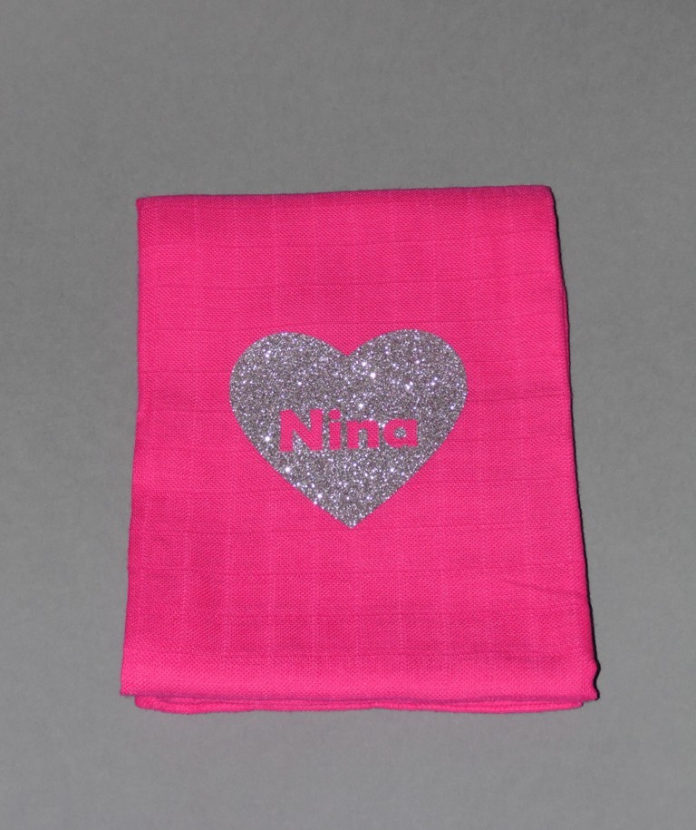 Lange Pour Bebe Personnalise Par Un Prenom Motif Coeur Nessygan