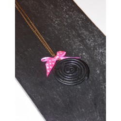 Collier bonbon réglisse rond avec petit nœud rose 