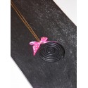 Collier bonbon réglisse rond avec petit nœud rose 