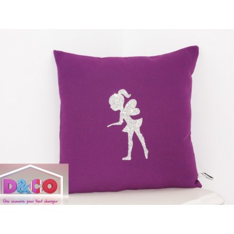 Coussin Jolie fée argenté et violet pour chambre d'enfant