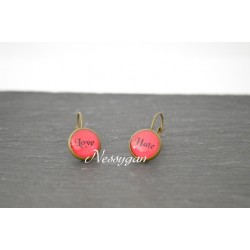 boucles d'oreilles dormeuses cabochons " Love ..Hate "