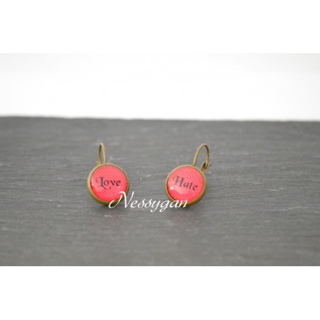 boucles d'oreilles dormeuses cabochons " Love ..Hate "