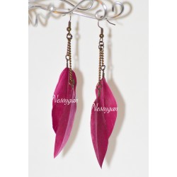 Boucles d'oreille avec plumes rose fuschia