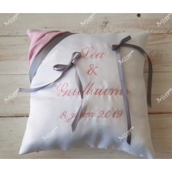 Coussin d'alliances rose et gris en satin blanc