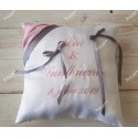 Coussin d'alliances rose et gris en satin blanc