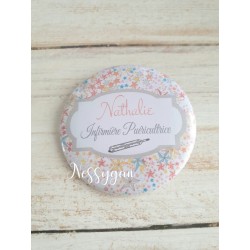 badge étoiles multicolores personnalisé rond infirmière, aide-soignante, sage-femme