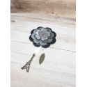 Broche fleur nuance de gris avec perle Swarovski