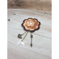 Broche fleur marron avec perle coeur Swarovski