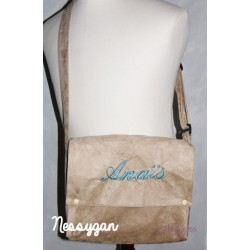 Sac besace en suédine beige personnalisé par un prénom