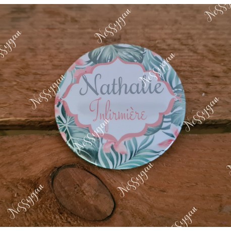 Badge fleurs roses et feuillage vert personnalisé rond infirmière, aide-soignante, sage-femme