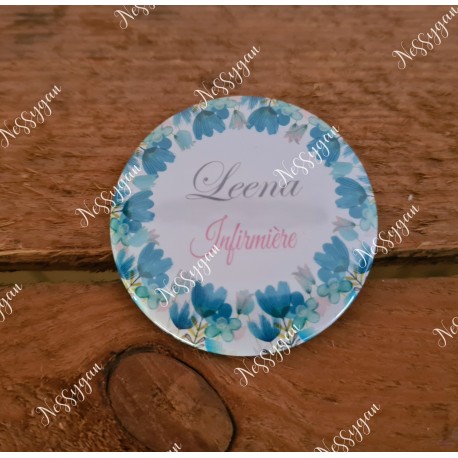 Badge fleurs bleues personnalisé rond infirmière, aide-soignante, sage-femme