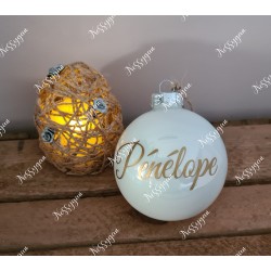 Boule de Noël blanche en verre personnalisée par un prénom