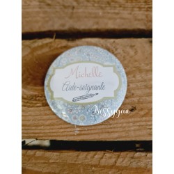 badge personnalisé fleurs fond gris rond infirmière, aide-soignante, sage-femme