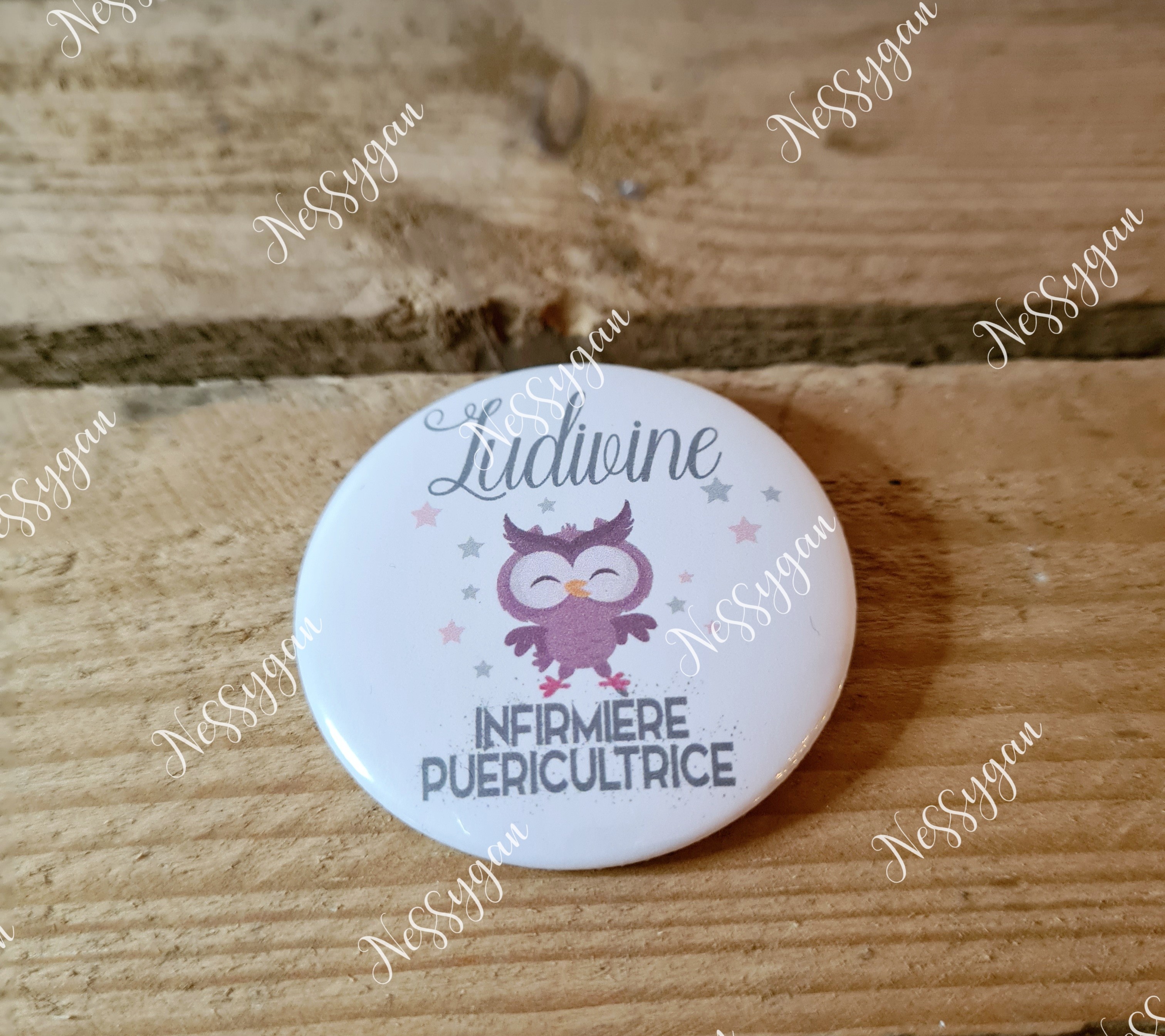 badge rond personnalisé Chouette violette pour infirmière, sage-femme