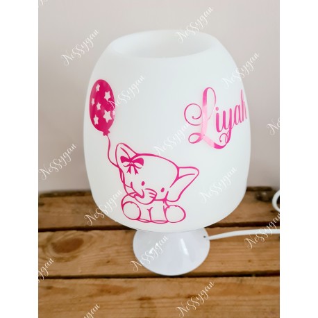 Lampe personnalisée avec prénom rose thème éléphant