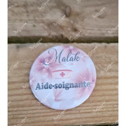 Badge fleurs roses personnalisé rond auxiliaire puéricultrice, aide-soignante, sage-femme