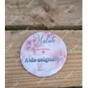 Badge fleurs roses personnalisé rond auxiliaire puéricultrice, aide-soignante, sage-femme