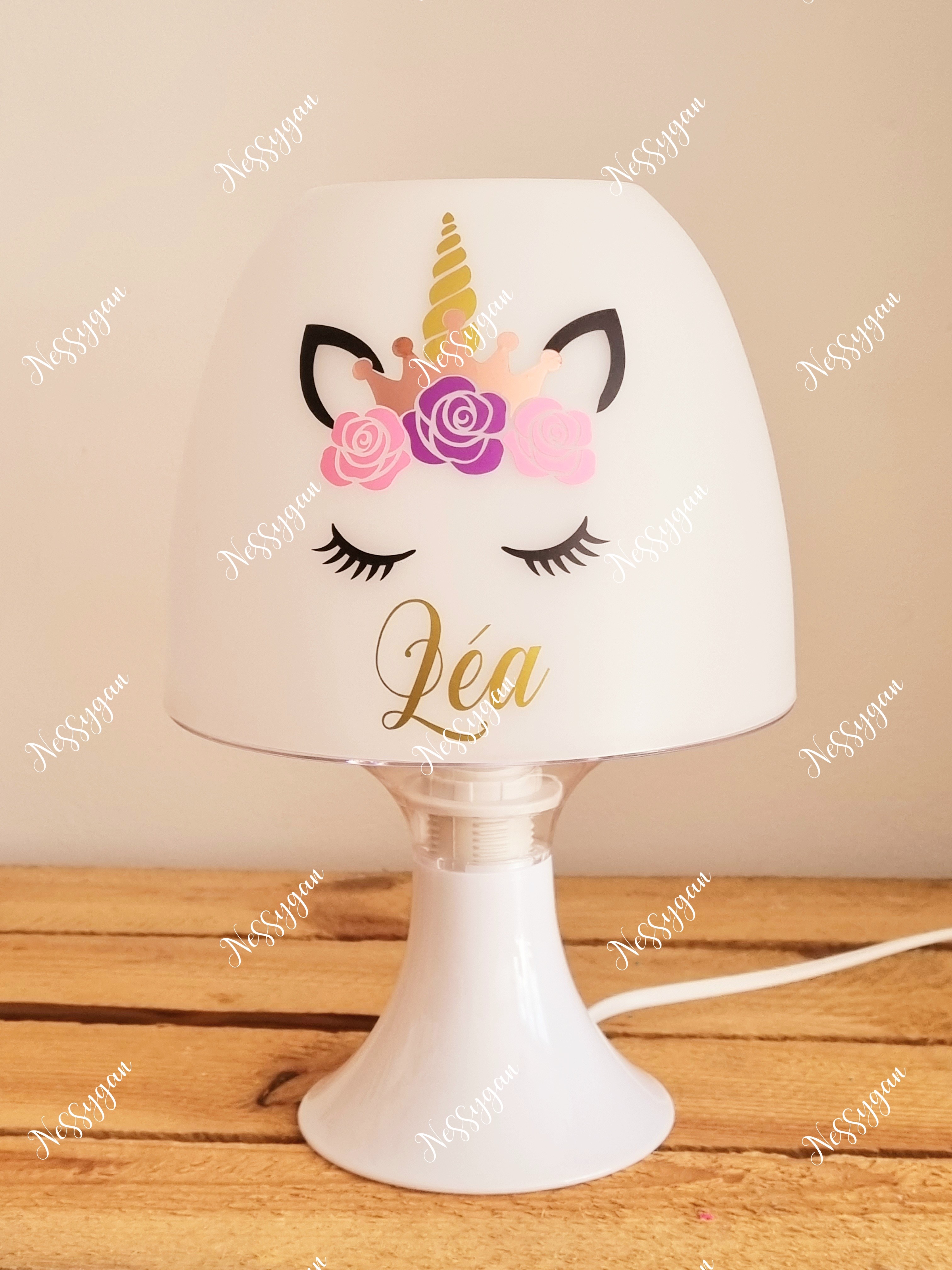 Lampe personnalisée avec prénom licorne et sa couronne - Nessygan