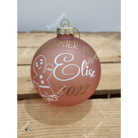 Boule de Noël en verre rosé personnalisé bonhomme pain d´épices