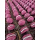 Marque-place macaron sur sa tablette de chocolat