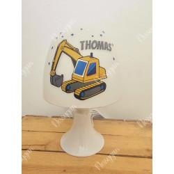 lampe personnalisée par un prénom et un tractopelle