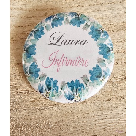 Badge fleurs bleues personnalisé rond infirmière, aide-soignante, sage-femme
