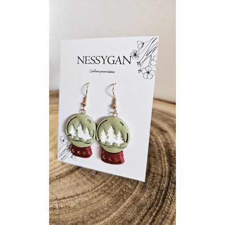 Boucles d’oreilles boules à neige vert sauge & sapins enneigés